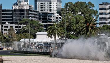 Tréninková divočina v Melbourne: Kolize v pit lane a poničená formule Verstappena