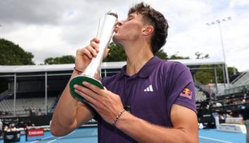 Paráda českých tenistů. Menšík i Macháč vyhráli své generálky před Australian Open