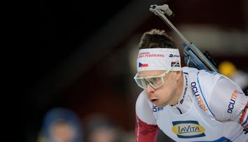 Biatlonisté na ženskou štafetu nenavázali. Se třemi trestnými koly skončili v TOP 10