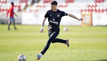 Syn Davida Beckhama přestupuje do Anglie. Chce být blíže své přítelkyni