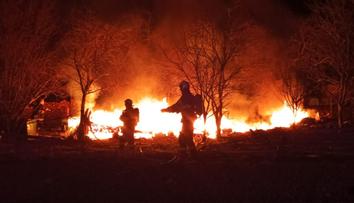 Ve shořelém karavanu našli hasiči lidské tělo. Na místě byly i náboje