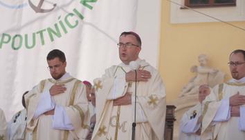 Desetitisíce lidí zamířily na Velehrad. Přišli věřící i stovky stánkařů