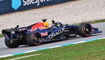 Chaos v Malajsii ovládl Verstappen. Red Bull slaví první triumf sezony