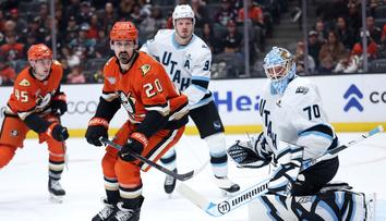 Povedený večer gólmanů. Vejmelka má sedmou nulu v NHL, Dobeš exceloval v nájezdech