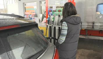 Nafta výrazně zlevnila. Benzín se prodává pod cenovým stropem