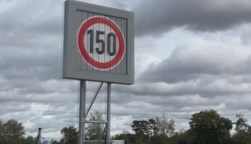 Na dálnici D3 se už může jezdit 150 km/h. Řidiči si to po ní ale ženou i 220