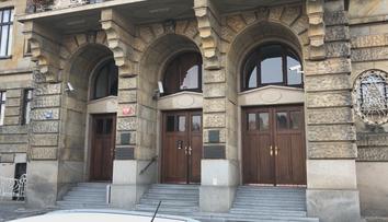 VIDEO: Před Ministerstvem průmyslu a obchodu byl ohlášen podezřelý předmět