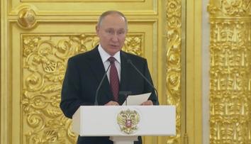 VIDEO: Bizarní scéna v Kremlu. Vyděšený Putin se odmítl přiblížit k hostům