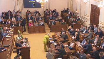 Poslanci projednali zvýšení platů politiků i soudců. Schválili i odklad digitalizace