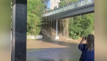 VIDEO: Pražský Kačerov se změnil v aquapark. Z mostu tryská voda, zaplavila silnici