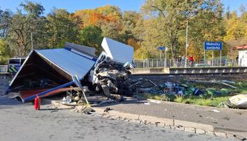 Hrozivá nehoda u Olomouce: Vlak zdemoloval dodávku, řidiče museli vyprostit hasiči
