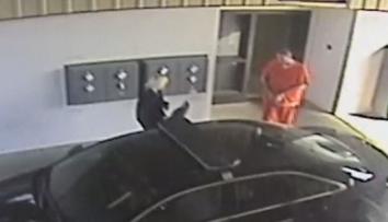 Zemřela dozorkyně, která pomohla utéct vězni. Údajně se do něj zamilovala