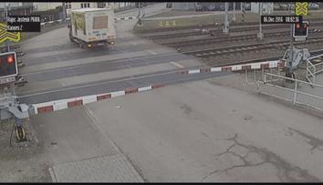 Řidič ignoroval světla na přejezdu, málem ho smetl rychlík! VIDEO