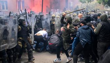 Kosovo zažívá další etnické bouře. Pořádek tam mají zajišťovat i Češi