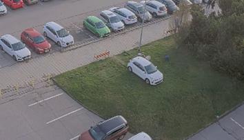 Senior bez řidičského oprávnění naboural do nemocnice. Spletl si brzdu s plynem