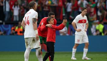 Chudák Ronaldo. Fanoušci ho dohnali i během zápasu, chtěli selfie na hřišti