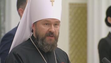 Policie propustila ruského duchovního. Šlo o úmyslnou provokaci, hřmí Moskva
