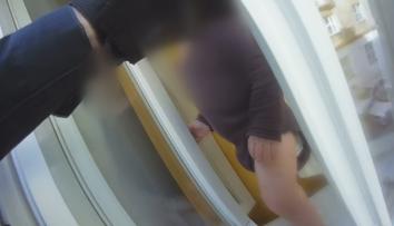 VIDEO: Několikaměsíční holčička lezla po parapetu. Zachraňovala ji policie