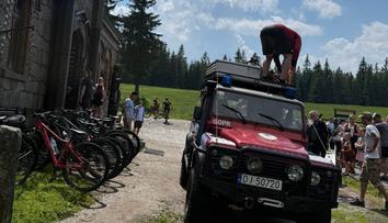 Cyklistku v Jizerských horách zasáhl blesk. Záchranáři ukázali, jak dopadla její helma