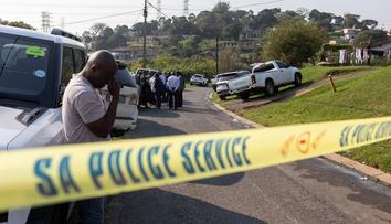 Jižní Afrika zažila krvavou noc. Dva střelecké útoky zabily 27 lidí