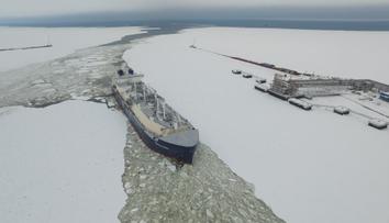 Oteplování? Tanker poprvé projel arktické moře bez ledoborce!