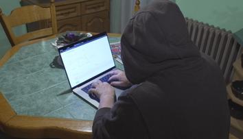 Podvodníci lákají na falešné investice. Lidé přicházejí o statisíce, varuje policie