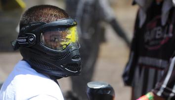 V ulicích Detroitu zuří paintballová válka, policii se nedaří ji potlačit