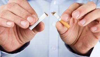 Pravidelných kuřáků v Česku ubývá. Mladým už cigarety nevoní