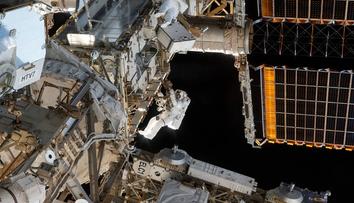 Astronauti vyrazili mimo bezpečí ISS, připojili nový adaptér