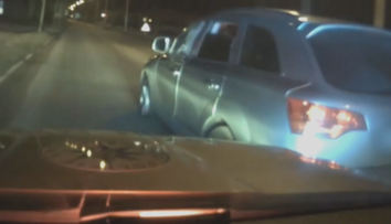 Muž na Mladoboleslavsku ujížděl pěti policejním autům. Zastavil ho až PIT manévr