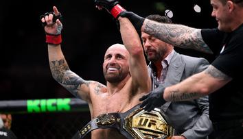 Volkanovski obhájil titul v UFC. Jeho soupeř si zlomil obě nohy