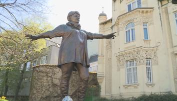 Kontroverzní socha Špinarové zůstane, kde je! Přesun blokuje autor