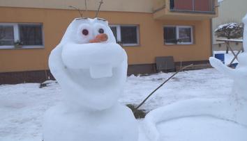 Na sídlišti vznikla sněhová říše pohádek! Žije tam sedm postaviček