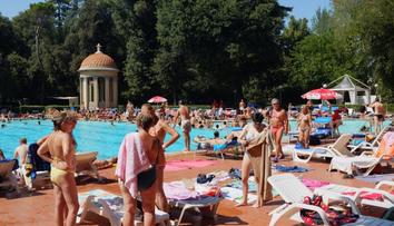 Skupina mužů obtěžovala v bazénu děti. Lidé je za to málem zlynčovali