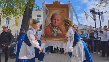 Lidé v krojích i zdobené oltáře. Na severu Polska uspořádali tradiční pouť