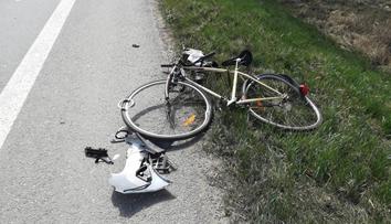 Smetl cyklistu a narazil do domu! Řidič se zranil, 2 lidé jsou po smrti