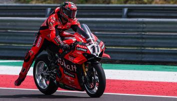 Šílený start superbiků v Mostě. Čtyři velké pády, k zemi šel i lídr šampionátu
