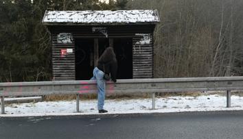 Netradiční zastávka na Slovensku stojí za svodidly. Brzy přijde náprava