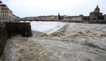 Sever Itálie děsí záplavy, v ohrožení jsou historické klenoty Florencie i Pisa