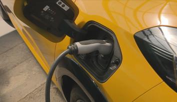 Česko má až třikrát více dobíjecích stanic než potřebuje. Elektroaut se prodává málo