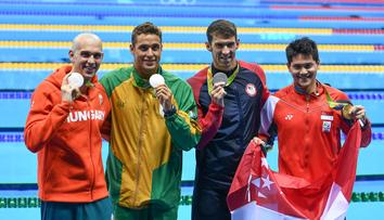 Phelpse zdolal borec ze Singapuru! Tři plavci se dělí o stříbro