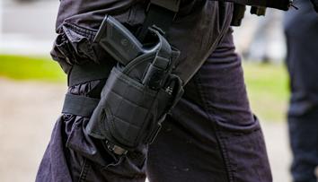 Policistka si spletla paralyzér se zbraní a zastřelila černocha. Je vinna, rozhodl soud