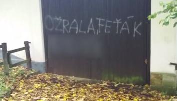 Havlovu chalupu na Hrádečku poničil vandal! Vrata posprejoval nadávkami