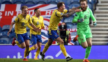Brankář hrdinou utkání: Zařídil gól, vychytal penalty a vyřadil Rangers