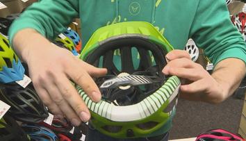 Jízda bez helmy může skončit tragicky. Dva případy řešili záchranáři na Liberecku
