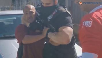 Strkanice s hlídkou o nošení roušky přerostla do hromadné bitky