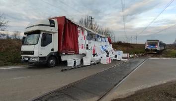 Nehoda u Hrušové: Vlak s cestujícími smetl náklaďák plný polystyrenu!
