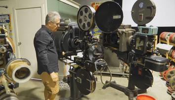 Návrat k němým filmům. Nadšenec přivedl zpět k životu sbírku retro projektorů