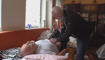 Senioři si často nedokáží dojet pro léky. Lékaři by jim je rádi dávali sami