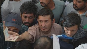 Tisíce lidí se stále snaží dostat z Afghánistánu. Bojí se Tálibánu